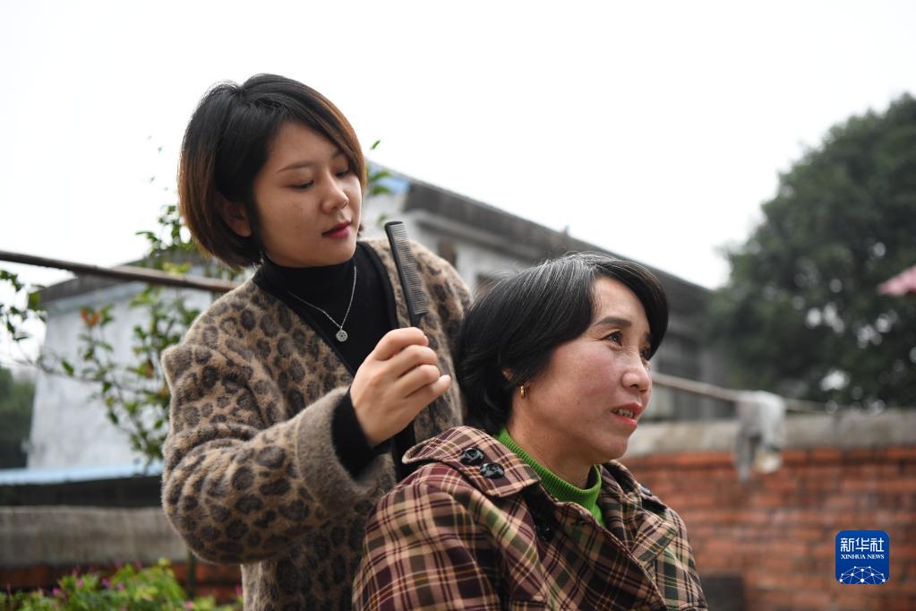 “80后”化妆师免费为农村女性化妆造型点亮自信(图3)