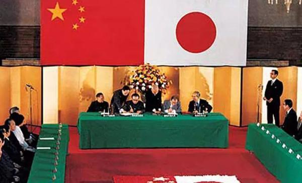 △1978年10月23日，《中日和平友好条约》批准书互换仪式在日本首相官邸举行。