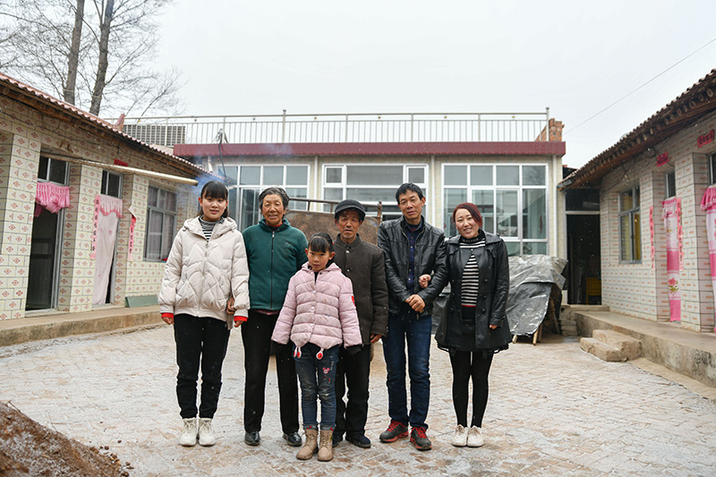 2020年1月9日，元古堆村村民在自家新房前拍摄全家福。