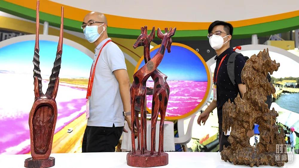  　　△2021年9月，湖南长沙，第二届中非经贸博览会上展出的塞内加尔工艺品。（图/视觉中国）