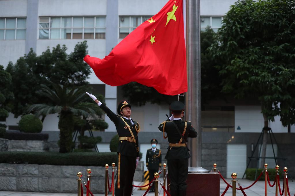 駐澳門部隊舉行升國旗儀式慶祝澳門迴歸祖國22週年