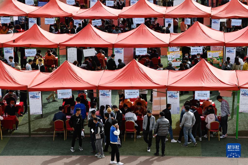  　　这是青海省2021届高校毕业生春季校园招聘会现场（3月24日摄）。新华社记者 张龙 摄