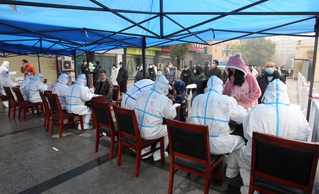  　　1月6日，河南省许昌市建安区镜湖社区居民在接受核酸检测。新华社发（牛书培 摄）