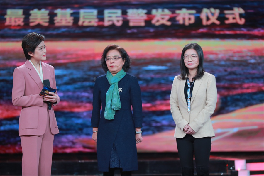 图：牺牲交警、一级英模李涌的妻子（中）、女儿（右一）追忆英雄生前故事