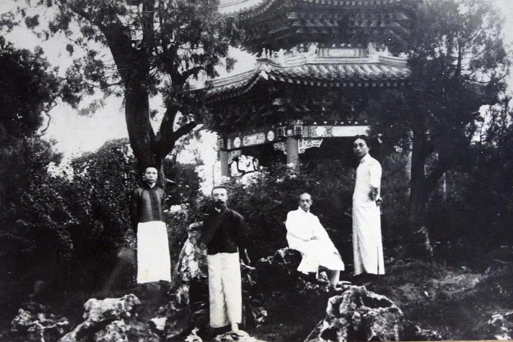 1919年五四运动期间，李大钊（左二）等在北平中央公园（即北京中山公园）合影。