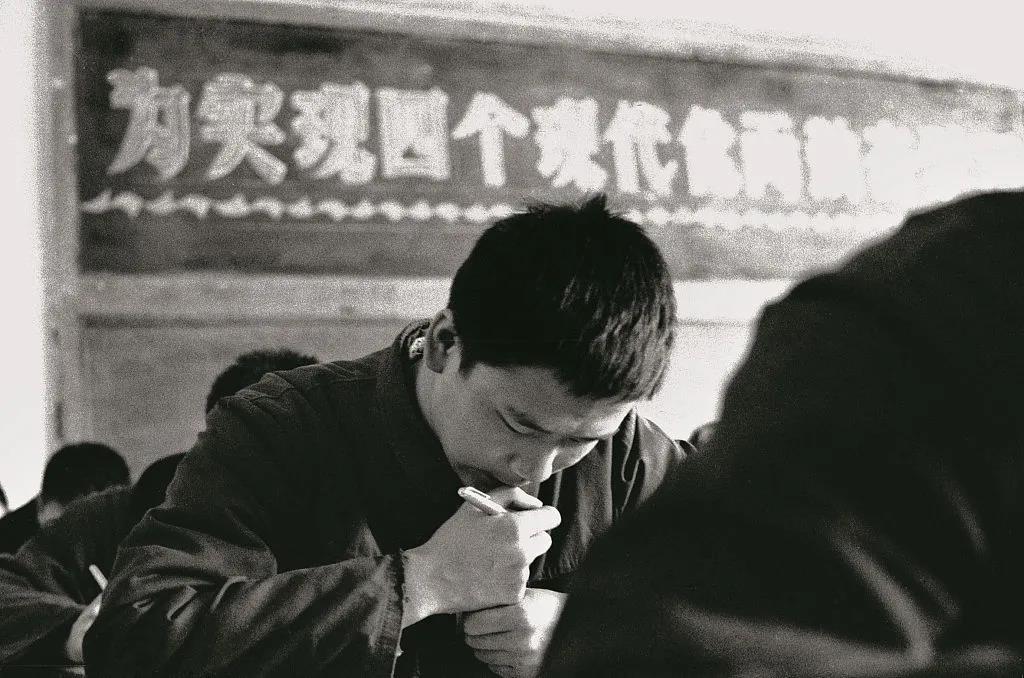 1977年12月，北京五中高考考点，学子们正在认真答题。