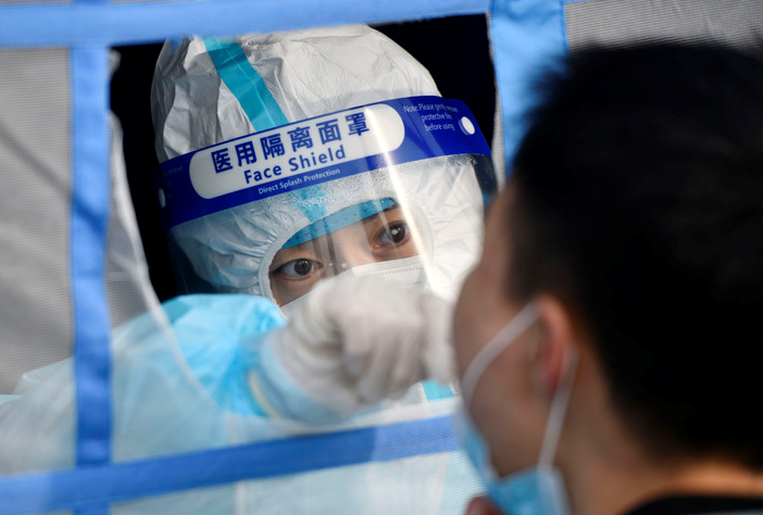  　　1月9日，在天津滨海高新区的一处核酸检测点，工作人员在为群众做核酸采样。新华社记者 赵子硕 摄