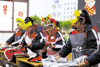 在安徽省合肥市大通路小学新海校区，孩子们在进行“多样家务劳动”的现场实操。视觉中国 供图