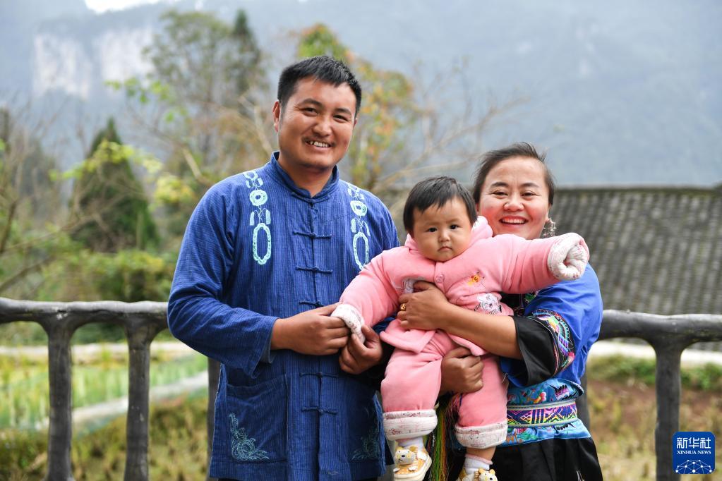 这是2020年10月25日在湖南湘西十八洞村拍摄的龙先兰一家。新华社记者 陈思汗 摄