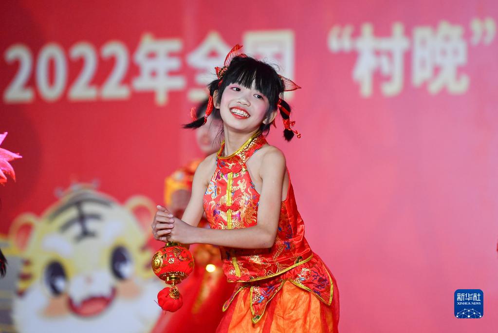 村民在海南省儋州市和庆镇六罗村第37届“乡村春晚”上表演舞蹈（1月22日摄）。新华社记者 蒲晓旭 摄