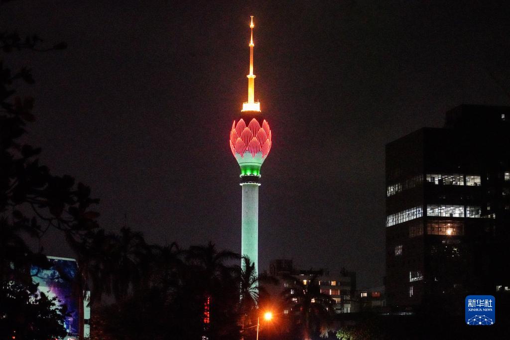 这是1月31日在斯里兰卡科伦坡拍摄的点亮“中国红”的莲花电视塔。新华社记者 唐璐 摄