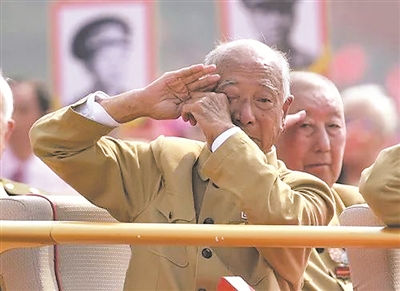 2019年10月1日，庆祝中华人民共和国成立70周年大会上，老兵关茂林右手行军礼、左手抹眼角泪水的照片，迅速登上热搜。资料图片