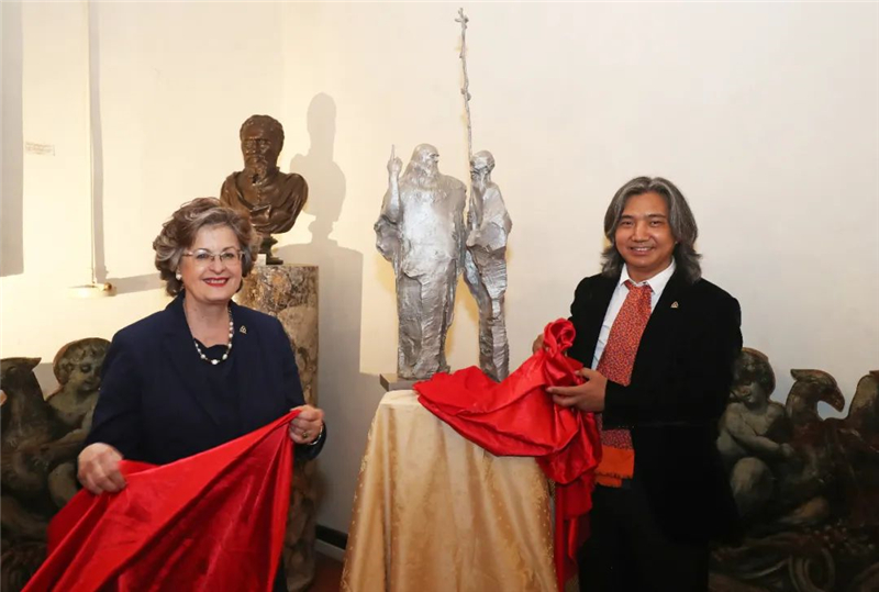 2019年5月，意大利艺术研究院院长阿琦蒂尼（Cristina Acidini）女士与中国美术馆馆长、意大利艺术研究院荣誉院士吴为山先生共同为雕塑《超越时空的对话——达·芬奇与齐白石》揭幕，这件作品被意大利艺术研究院永久收藏