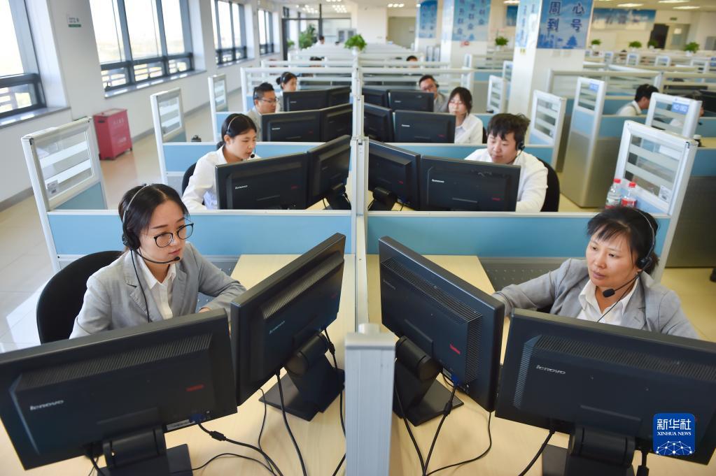 　　在位于北京亦庄的12345市民热线话务大厅，工作人员接听热线电话（2019年11月13日摄）。新华社记者 彭子洋 摄
