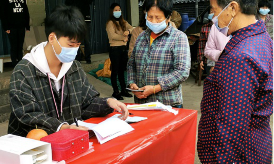 2021年11月8日，福建省福州市闽侯县半岭村在进行选民登记。
