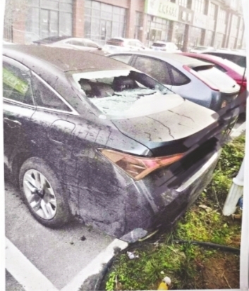被砸坏的私家车（资料图）。记者耿珊珊 摄