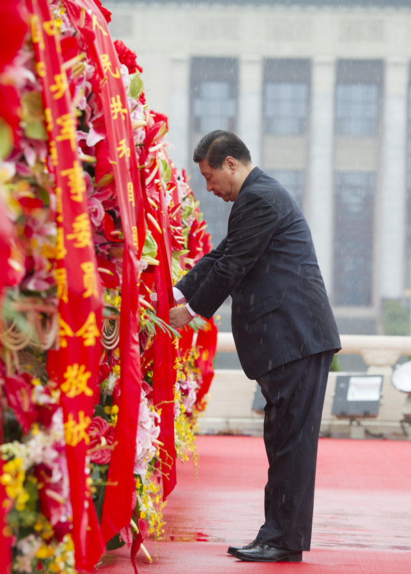 2013年10月1日上午，在首都各界代表向人民英雄纪念碑敬献花篮仪式上，习近平整理花篮上的缎带。