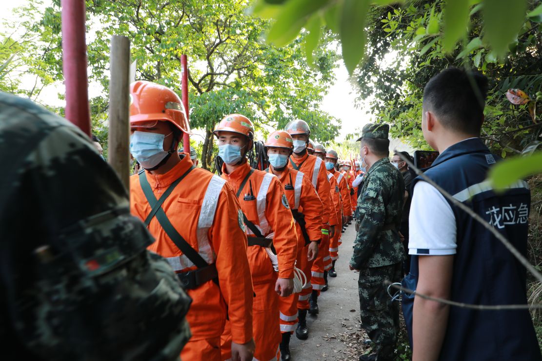 突发山火武警官兵紧急驰援