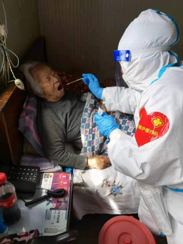 援沪医疗队员头顶的&ldquo;红心&rdquo;，背后的故事很暖心