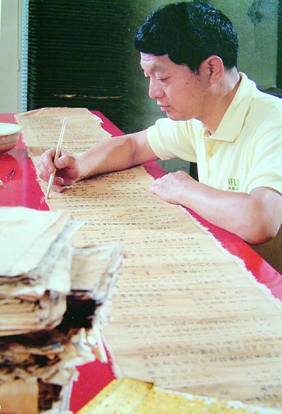 国家图书馆研究馆员、国家级非物质文化遗产代表性项目传承人杜伟生在修复敦煌遗书。受访者供图