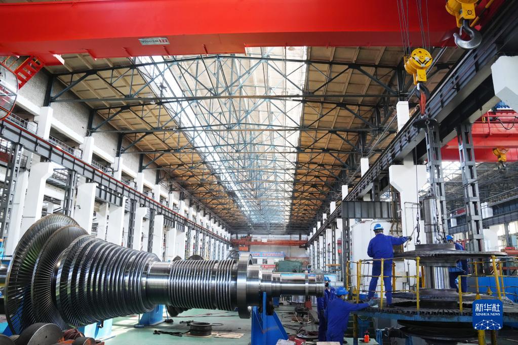 在哈电集团哈尔滨汽轮机厂有限责任公司生产车间，工人在生产作业（5月7日摄）。新华社记者 王建威 摄