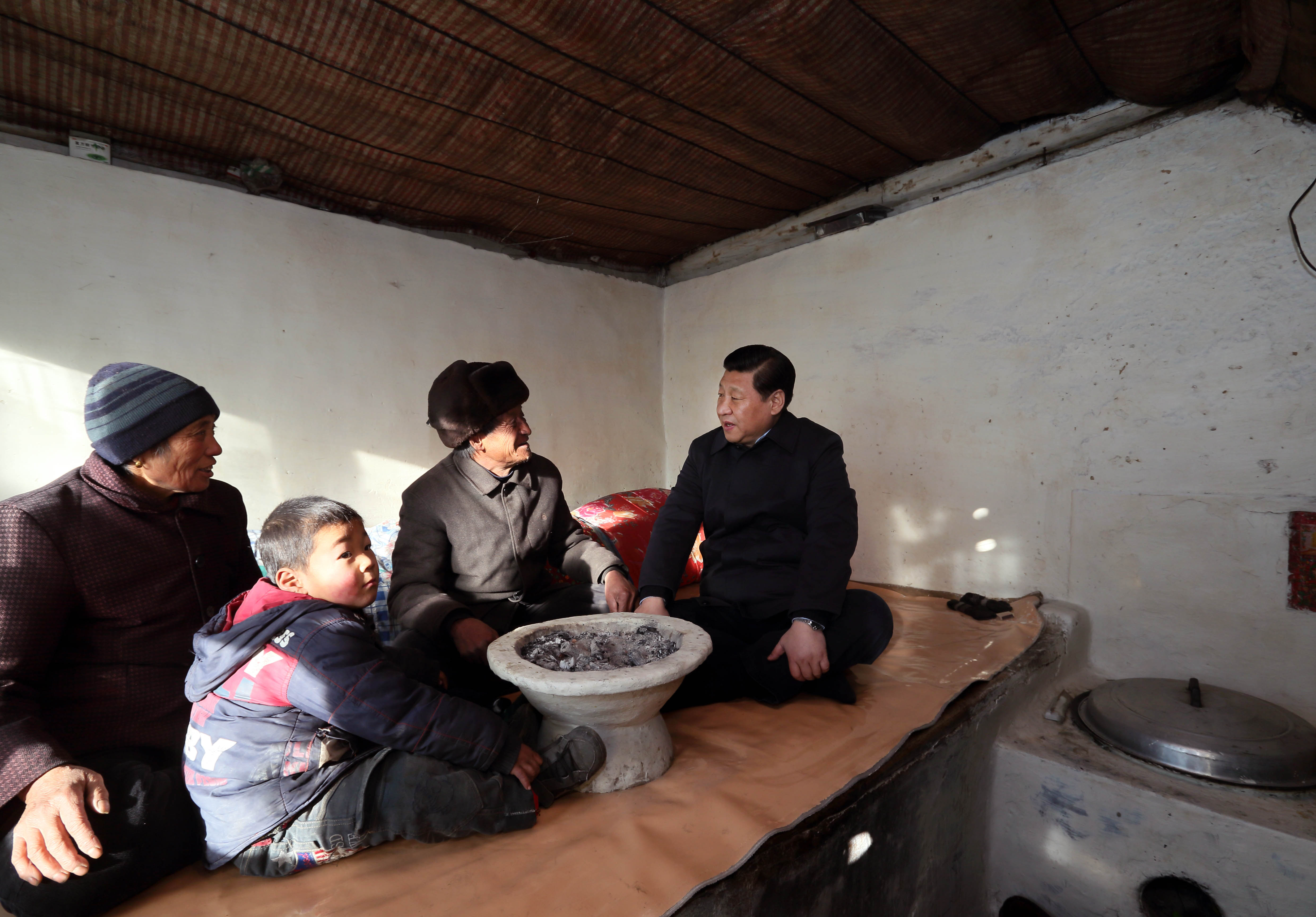 2012年12月30日，習近平在河北省阜平縣龍泉關鎮駱駝灣村看望慰問困難群眾。
