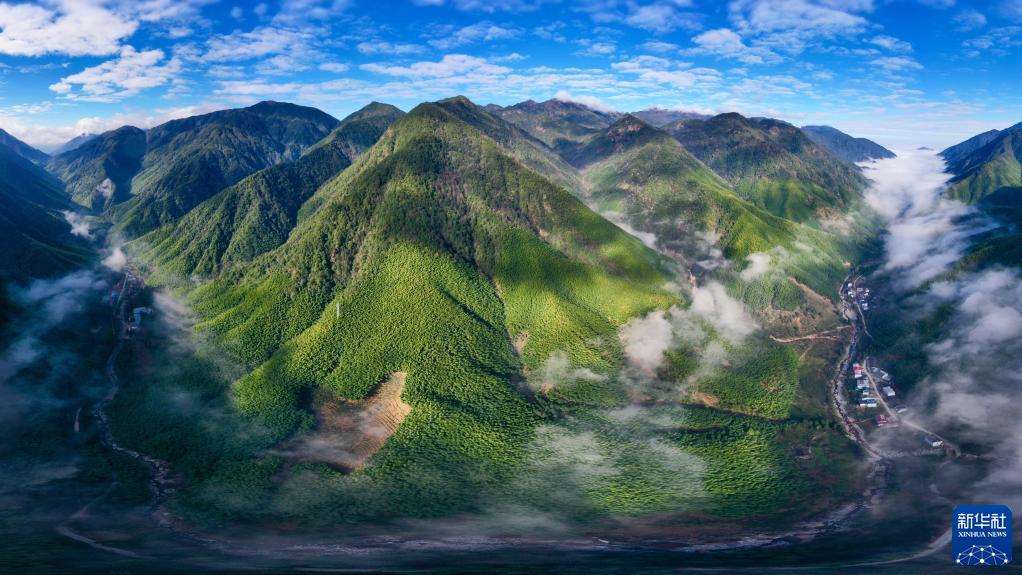 武夷断裂带峡谷内云雾缭绕，村庄若隐若现（2020年12月1日摄，无人机照片）。新华社记者 姜克红 摄