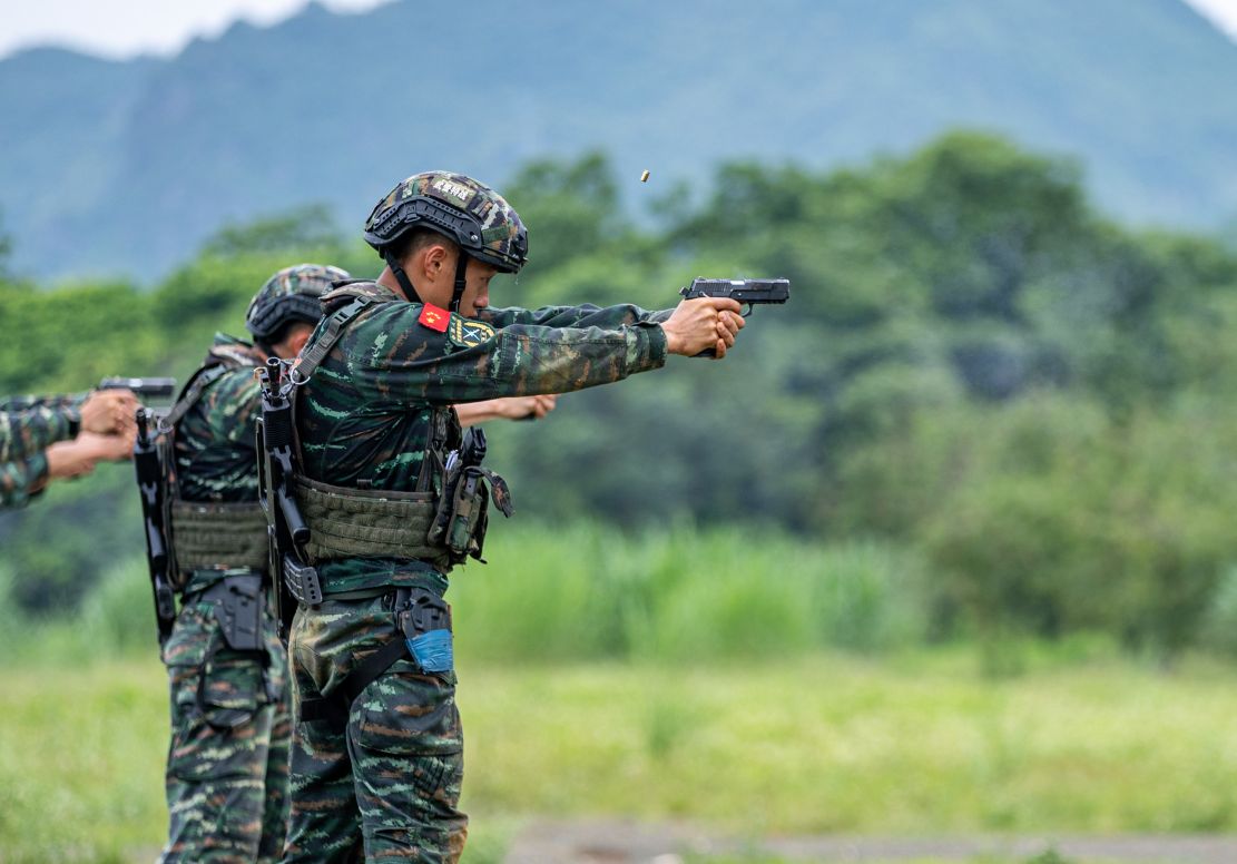 子弹出膛！陆航部队轻武器实弹射击画面来了_手机新浪网