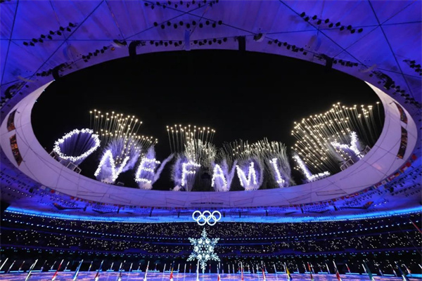 2月20日晚，北京第二十四届冬季奥林匹克运动会闭幕式在国家体育场举行。焰火在“鸟巢”上空显示出中文“天下一家”和英文“ONE FAMILY”字样。李舸 摄