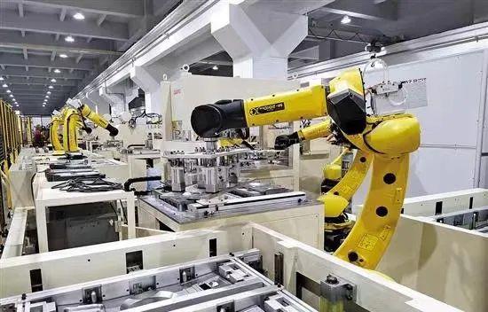 △利用机器人、工业互联网等新技术手段提升产能和效率，已成为佛山智能制造的日常。