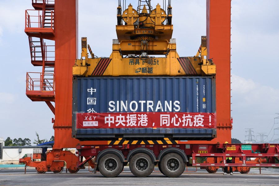 A crane loads a co<em></em>ntainer carrying supplies for Hong Kong o<em></em>nto a truck at a railway station in Shenzhen, south China’s Guangdong Province, March 1, 2022. (Xinhua/Liang Xu)