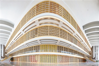中国国家版本馆西安分馆文济阁巨型通顶书墙。 本报记者 张丹华摄