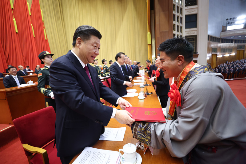 　　2月25日，全國脫貧攻堅總結表彰大會在北京人民大會堂隆重舉行。習近平等為全國脫貧攻堅先進個人和先進集體代表頒獎。