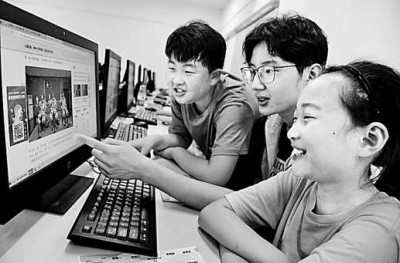江苏大学志愿者指导小学生上网了解航天科普知识。本版图片均选自光明图片
