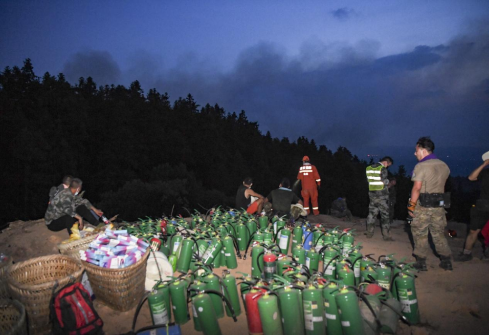 8月25日晚，在山顶隔离带，救援人员和志愿者严阵以待。