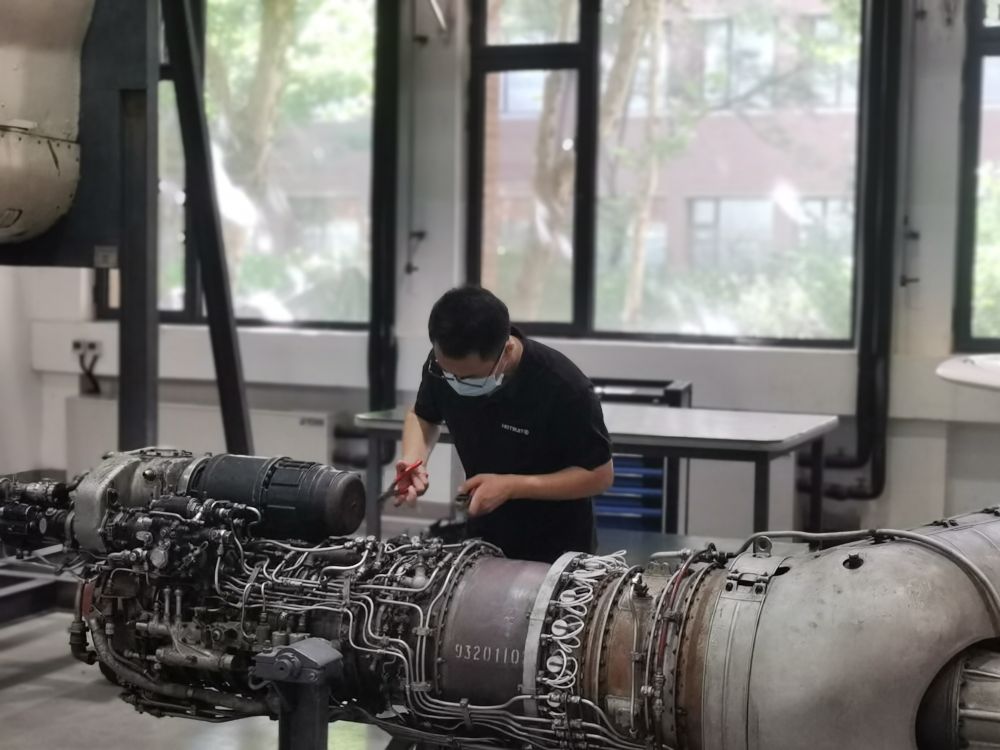 时值暑期，天津中德应用技术大学不少师生仍在进行科研实验。