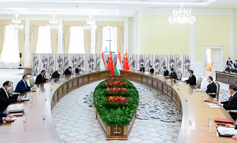 当地时间9月15日上午，国家主席习近平在撒马尔罕国宾馆会见塔吉克斯坦总统拉赫蒙。