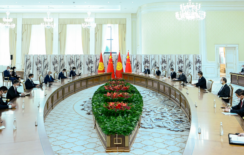 当地时间9月15日上午，国家主席习近平在撒马尔罕国宾馆会见吉尔吉斯斯坦总统扎帕罗夫。
