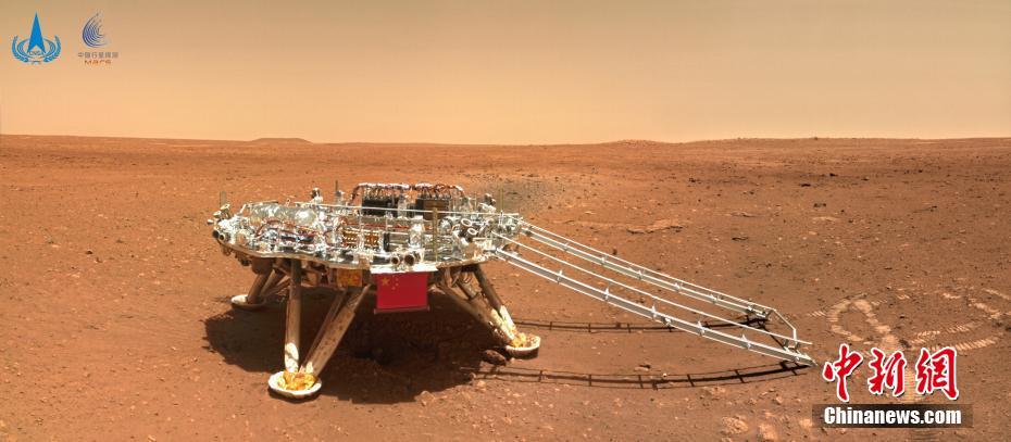 2021年6月11日，国家航天局公布由“祝融号”火星车拍摄的着陆点全景、火星地形地貌、“中国印迹”和“着巡合影”等影像图。图片来源：国家航天局