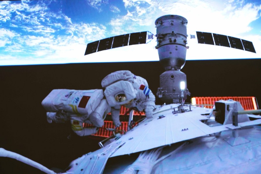 Screen image captured at Beijing Aerospace Control Center on Sept. 17, 2022 shows Shenzhou-14 astronaut Chen Dong (R) and Cai Xuzhe both outside conducting extravehicular activities.(Xinhua/Guo Zhongzheng)