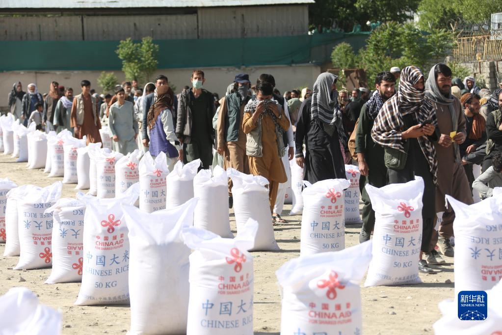 　　阿富汗民众在首都喀布尔领取中国援助的粮食（2022年4月23日摄）。