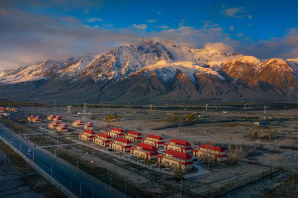 　2020年10月16日，新疆维吾尔自治区喀什地区塔什库尔干塔吉克自治县的农牧民新居。党的易地扶贫搬迁等扶贫政策的实施，给农牧民的生活带来了巨大变化。蔡根林 摄