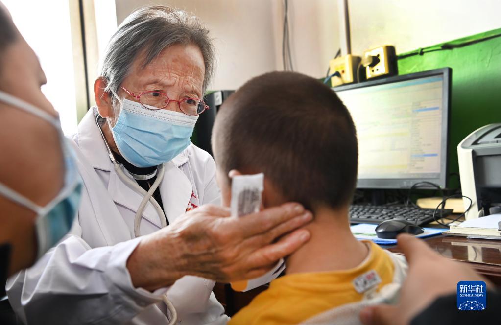 路生梅在陕西佳县人民医院“路生梅诊室”为患儿诊断病情（2022年9月17日摄）。