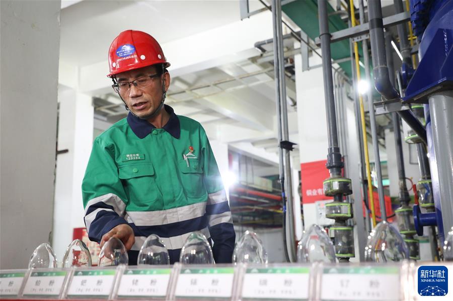 在甘肃省金昌市金川区，金川集团铜业有限公司贵金属冶炼分厂提纯工序工序长潘从明介绍公司产品（2022年9月21日摄）。