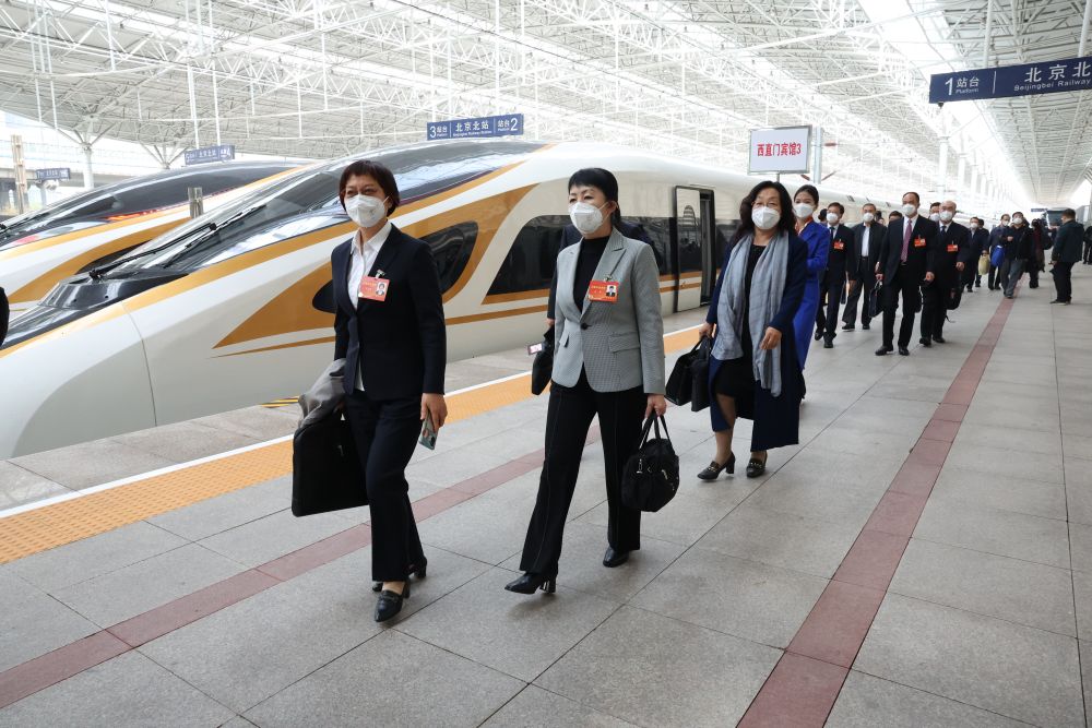 2022年10月13日，来自内蒙古自治区的党的二十大代表乘高铁抵达北京北站。这是当日首个抵京的京外代表团。