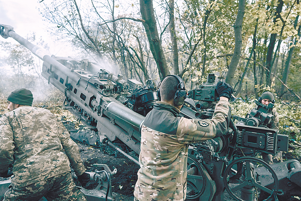 On October 23, local time, Ukrainian soldiers fired at Russian positions in Donetsk.