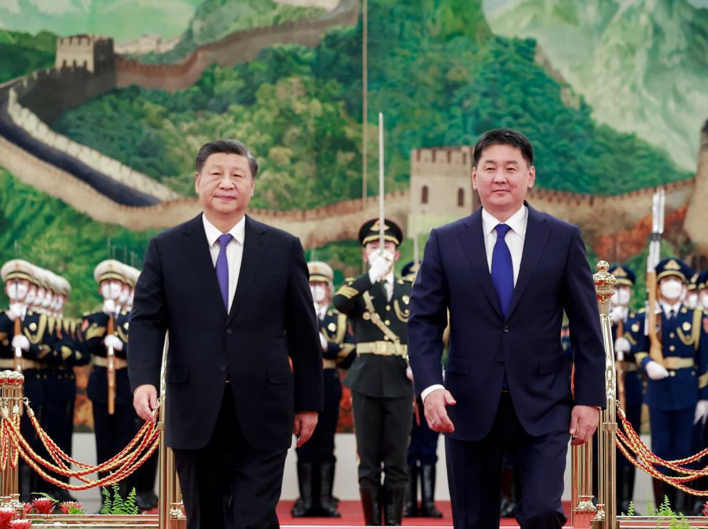 Chinese President Xi Jinping holds a welcoming ceremony for visiting Mongolian President Ukhnaagiin Khurelsukh prior to their talks at the Great Hall of the People in Beijing, capital of China, Nov. 28, 2022. (Xinhua/Ding Lin)