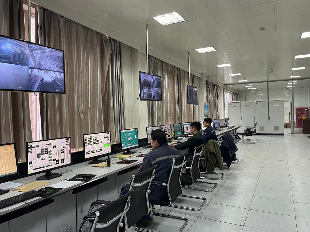 27日，沈阳浑南热力一号源工作人员正在监测辖区内供热运行情况。（受访者供图）