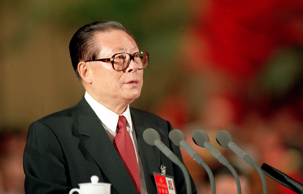 　　1997年9月12日，中国共产党第十五次全国代表大会在北京人民大会堂开幕。这是江泽民同志代表第十四届中央委员会作报告。