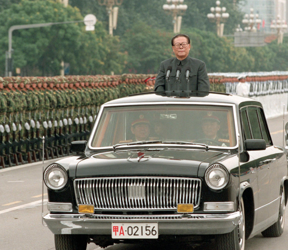 　　1999年10月1日，中华人民共和国成立50周年盛大庆典在北京天安门广场举行。江泽民同志检阅由人民解放军陆海空三军和人民武装警察部队、民兵预备役部队组成的地面方队。